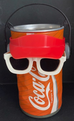 26146-1 € 10,00. coca cola dansend blike witte bril zonnenklepo en koptelefoon.jpeg